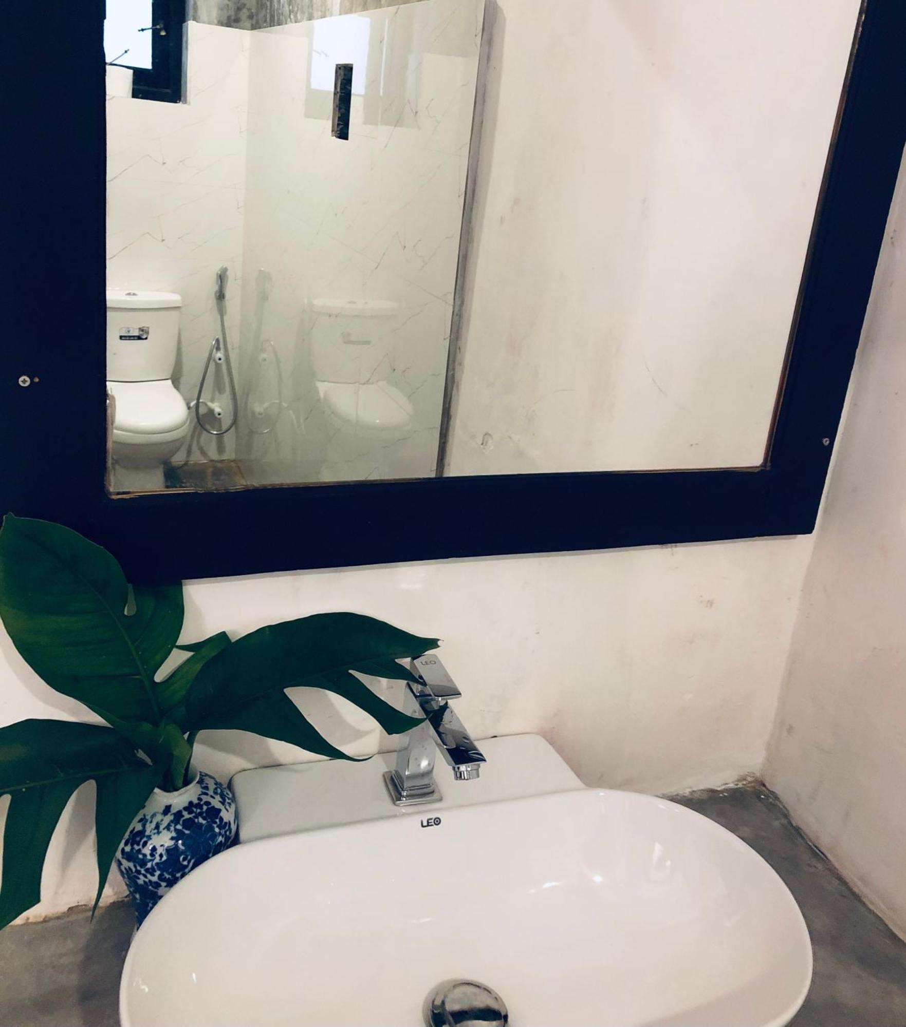 Haus 35 Bed and Breakfast Weligama Buitenkant foto