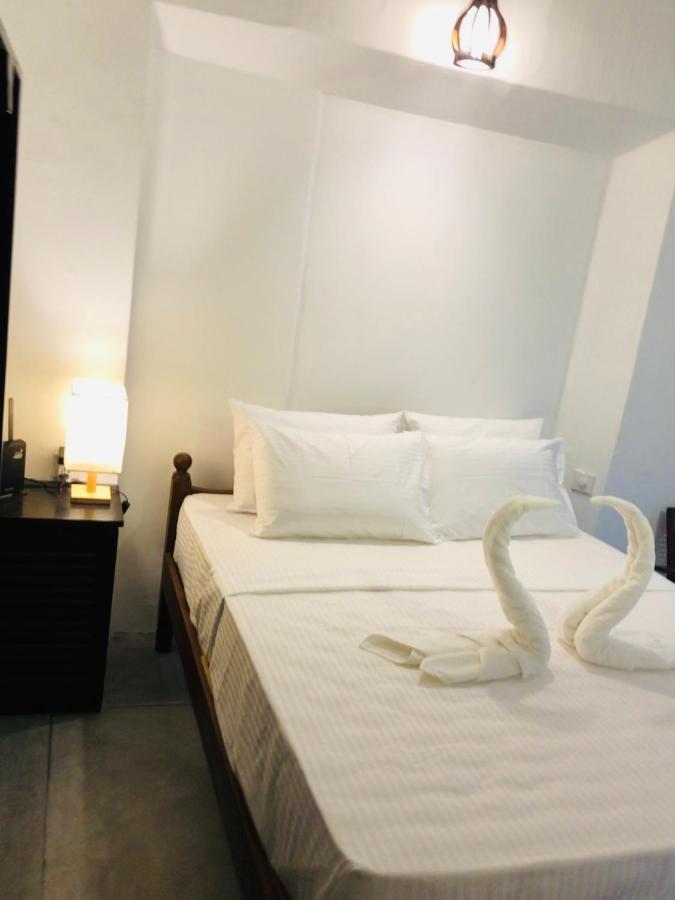 Haus 35 Bed and Breakfast Weligama Buitenkant foto